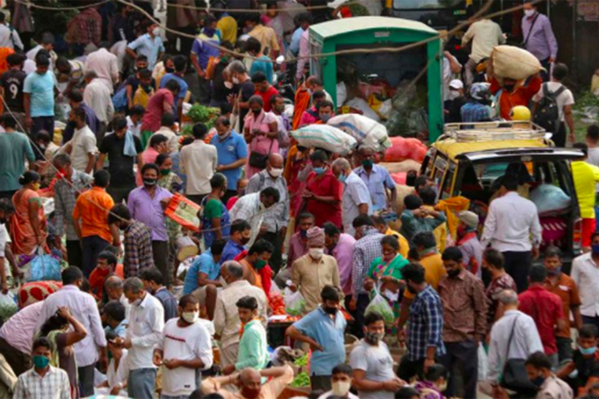 Suasana di pasar yang ramai saat pandemi Covid-19 di Mumbai, India. Foto: Antara/Reuters/Niharika Kulkarni Suasana di pasar yang ramai saat pandemi Covid-19 di Mumbai, India. Foto: Antara/Reuters/Niharika Kulkarni