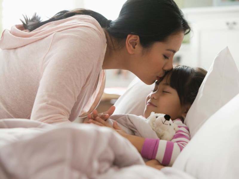 Ilustrasi memberi kecupan anak sebelum tidur. Foto: verywellfamily.com Ilustrasi memberi kecupan anak sebelum tidur. Foto: verywellfamily.com