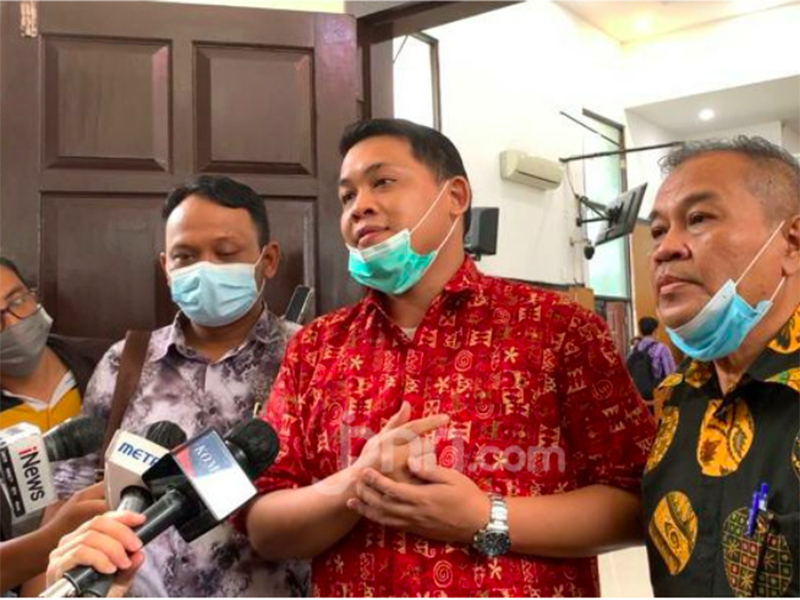 Tim kuasa hukum Habib Rizieq Shihab, Muhammad Kamil Pasha (tengah). Foto: JPNN/Fransiskus Adryanto Pratama Tim kuasa hukum Habib Rizieq Shihab, Muhammad Kamil Pasha (tengah). Foto: JPNN/Fransiskus Adryanto Pratama