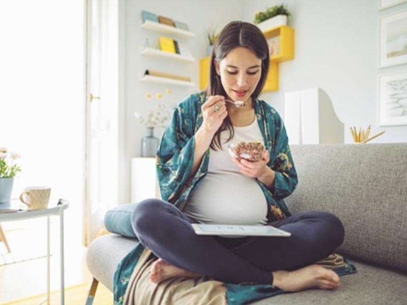 Ilustrasi ibu hamil mengonsumsi makanan kaya vitamin A. Foto: Pixabay Ilustrasi ibu hamil mengonsumsi makanan kaya vitamin A. Foto: Pixabay