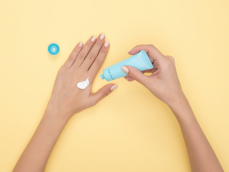 Ilustrasi menggunakan hand cream. Foto: Pexels Ilustrasi menggunakan hand cream. Foto: Pexels