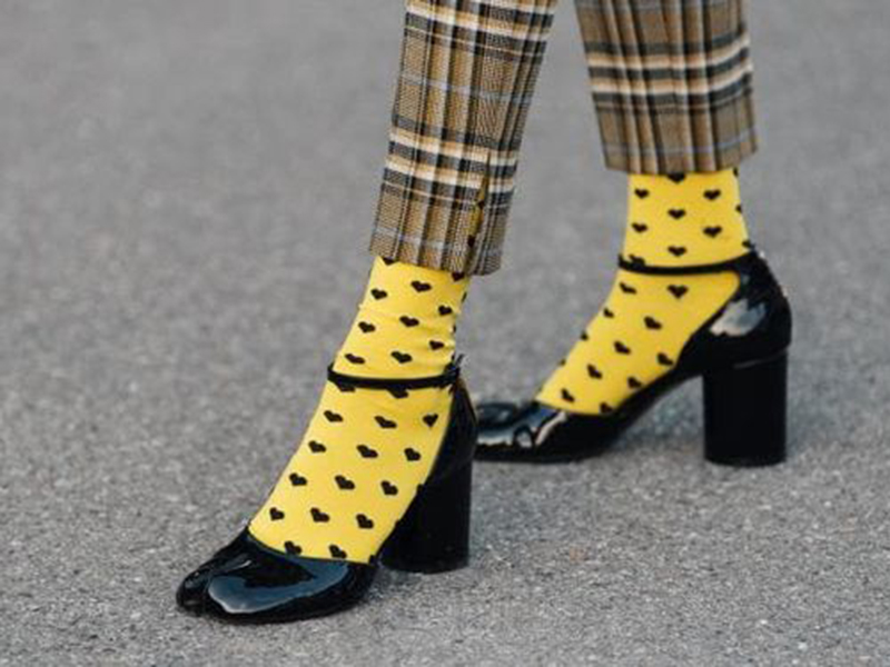 Ilustrasi mix and macth kaos kaki bermotif yang bisa bikin OOTD kalian makin kece. Foto: Pinterest/vogue.com.au Ilustrasi mix and macth kaos kaki bermotif yang bisa bikin OOTD kalian makin kece. Foto: Pinterest/vogue.com.au