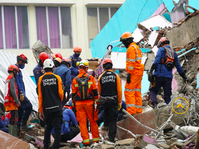 Tim SAR melakukan penyisiran di reruntuhan salah satu RS di Mamuju akibat gempa Sulbar, Minggu (17/1). Foto: Dok. BNPB Tim SAR melakukan penyisiran di reruntuhan salah satu RS di Mamuju akibat gempa Sulbar, Minggu (17/1). Foto: Dok. BNPB