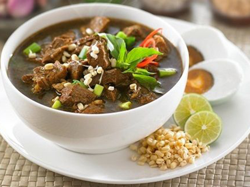 Rawon dinobatkan sebagai sup paling enak se-Asia di tahun 2020 versi TasteAtlas. Foto: Pinterest Rawon dinobatkan sebagai sup paling enak se-Asia di tahun 2020 versi TasteAtlas. Foto: Pinterest