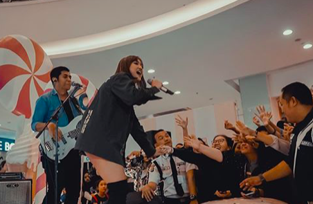 Salah satu foto Marion Jola yang membuatnya seolah tak pakai celana. (Foto: Instagram/@lalamarionmj) Salah satu foto Marion Jola yang membuatnya seolah tak pakai celana. (Foto: Instagram/@lalamarionmj)