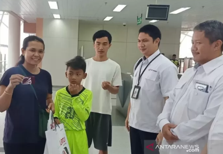 Direktur Utama LRT Jakarta Wijanarko (pertama dari kanan) saat memberikan bingkisan kepada penumpang pada hari pertama pemberlakuan tarif komersial di Stasiun Velodrome, Jakarta Timur, Minggu (1/12/2019). (ANTARA/Andi Firdaus) Direktur Utama LRT Jakarta Wijanarko (pertama dari kanan) saat memberikan bingkisan kepada penumpang pada hari pertama pemberlakuan tarif komersial di Stasiun Velodrome, Jakarta Timur, Minggu (1/12/2019). (ANTARA/Andi Firdaus)