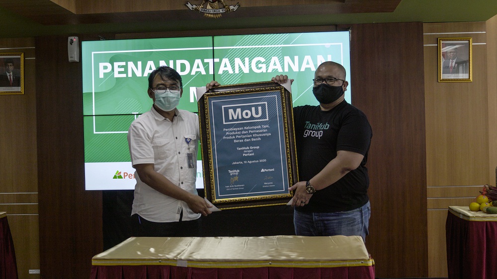 Startup pertanian, TaniHub Group telah menandatangani nota kesepahaman (Memorandum of Understanding/MoU) dengan PT. Pertani (Persero), sebuah BUMN yang bergerak di sektor pertanian. Foto: PR TaniHub Startup pertanian, TaniHub Group telah menandatangani nota kesepahaman (Memorandum of Understanding/MoU) dengan PT. Pertani (Persero), sebuah BUMN yang bergerak di sektor pertanian. Foto: PR TaniHub