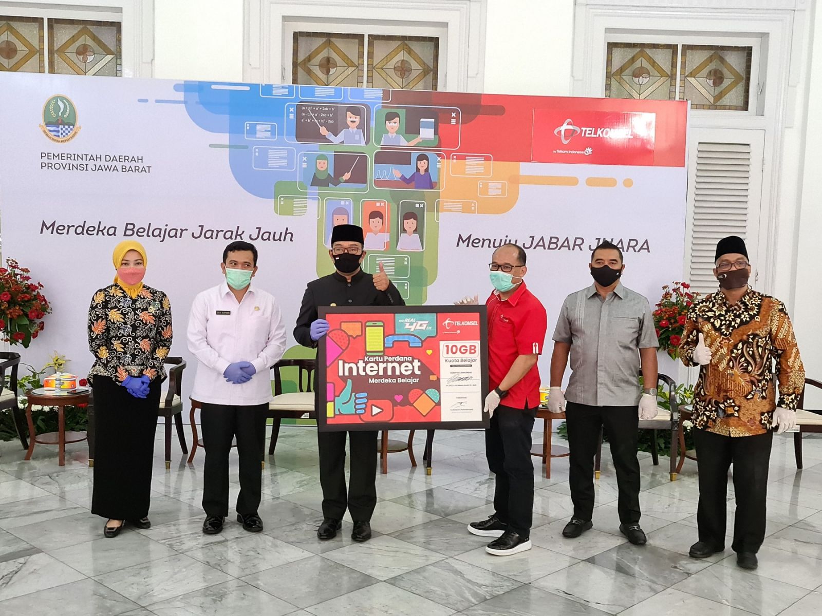 Telkomsel memberikan 3.2 juta paket Kartu Internet Merdeka Belajar yang akan diberikan kepada pelajar seperti SD, SMP, SMA, SMK, Madrasah Aliyah dan beberapa pondok pesantren di Jawa Barat. Foto: Corcom Telkomsel Telkomsel memberikan 3.2 juta paket Kartu Internet Merdeka Belajar yang akan diberikan kepada pelajar seperti SD, SMP, SMA, SMK, Madrasah Aliyah dan beberapa pondok pesantren di Jawa Barat. Foto: Corcom Telkomsel