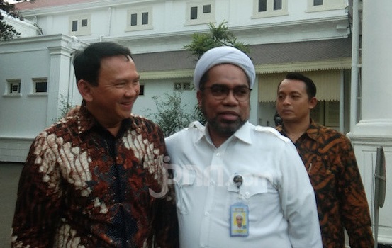 Ali Mochtar Ngabalin saat menyalami dan merangkul Komut Pertamina Basuki T Purnama alias Ahok, di halaman Istana Negara, Jakarta, Senin (9/12). (Foto: M Fathra Nazrul Islam/JPNN.com) Ali Mochtar Ngabalin saat menyalami dan merangkul Komut Pertamina Basuki T Purnama alias Ahok, di halaman Istana Negara, Jakarta, Senin (9/12). (Foto: M Fathra Nazrul Islam/JPNN.com)