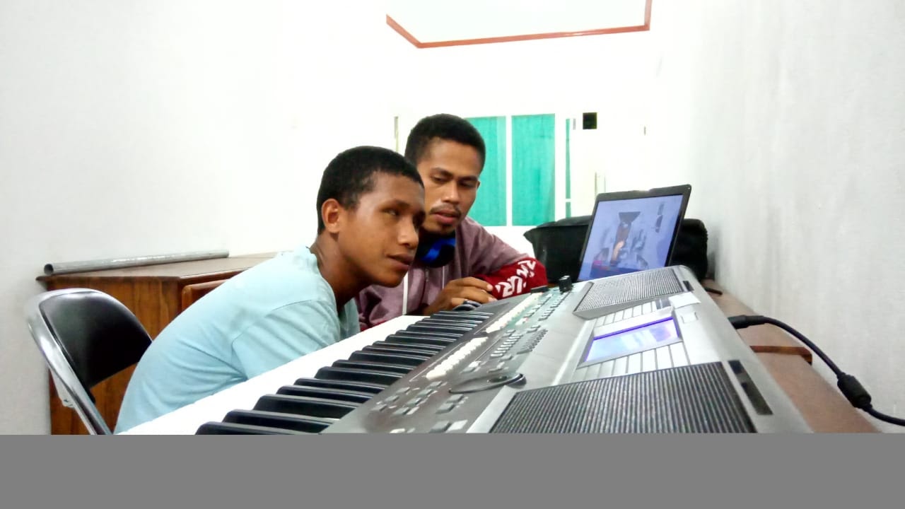 Aldy dan Riko bersama-sama mempelajari lagu baru dengan hanya mendengar lagu tersebut di YouTube. Foto: PR YouTube Aldy dan Riko bersama-sama mempelajari lagu baru dengan hanya mendengar lagu tersebut di YouTube. Foto: PR YouTube