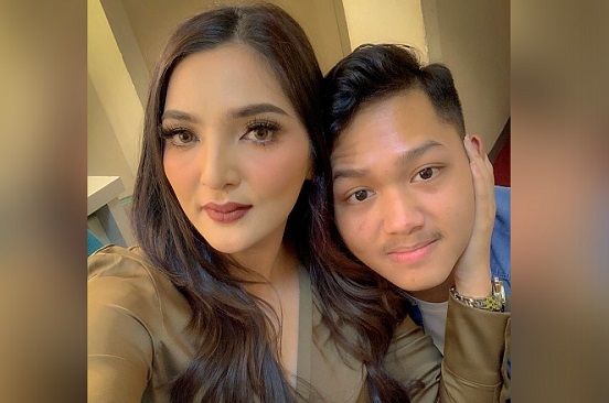 Anang dan Ashanty Ketakutan, Azriel Simpan Keris Keramat (Foto: IG 2azrielhermansyah) Anang dan Ashanty Ketakutan, Azriel Simpan Keris Keramat (Foto: IG 2azrielhermansyah)