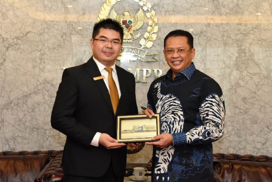 Ketua MPR Bambang Soesatyo atau Bamsoet menerima pengurus JCI Indonesia di Ruang Kerja Ketua MPR RI, Jakarta, Kamis (13/2). (Foto: Humas MPR) Ketua MPR Bambang Soesatyo atau Bamsoet menerima pengurus JCI Indonesia di Ruang Kerja Ketua MPR RI, Jakarta, Kamis (13/2). (Foto: Humas MPR)