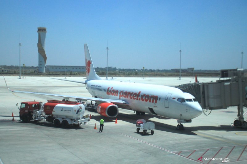 Petugas mengisi avtur ke pesawat di Bandara Kertajati, Majalengka, Jawa Barat. Foto: Dedhez Anggara/Antara Petugas mengisi avtur ke pesawat di Bandara Kertajati, Majalengka, Jawa Barat. Foto: Dedhez Anggara/Antara