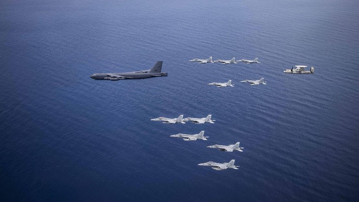B-52 saat dikawal sejumlah jet tempur Amerika di Laut Cina Selatan. (U.S. Navy photo by Lt. Cmdr. Joseph Stephens) B-52 saat dikawal sejumlah jet tempur Amerika di Laut Cina Selatan. (U.S. Navy photo by Lt. Cmdr. Joseph Stephens)