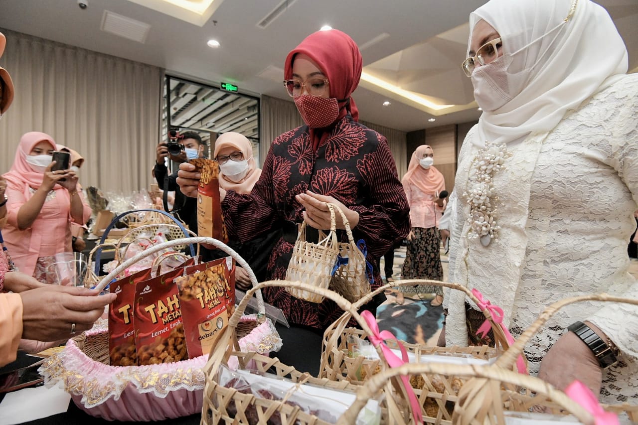 Ketua Dekranasda Jabar, Atalia Praratya Ridwan Kamil menjadi narasumber dalam acara Peningkatan Motivasi UMKM DWP BPTD Wil IX Jabar di Hotel Holiday Inn, Bandung, Selasa (24/11/2020). Foto: Pipin/Humas Jabar Ketua Dekranasda Jabar, Atalia Praratya Ridwan Kamil menjadi narasumber dalam acara Peningkatan Motivasi UMKM DWP BPTD Wil IX Jabar di Hotel Holiday Inn, Bandung, Selasa (24/11/2020). Foto: Pipin/Humas Jabar