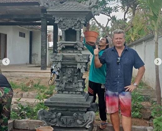 Bule Denmark Bangun Pelinggih (Foto: sc akun IG Jeg.bali) Bule Denmark Bangun Pelinggih (Foto: sc akun IG Jeg.bali)
