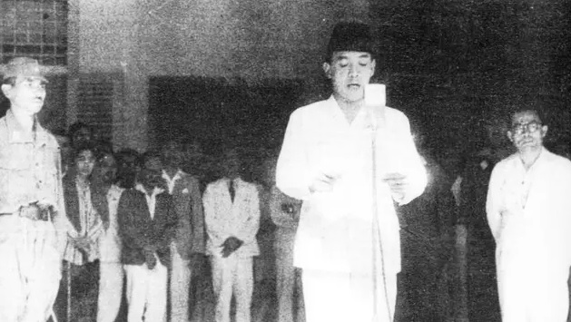 Presiden Pertama Sukarno atau Bung Karno saat membacakan teks proklamasi kemerdekaan (Foto: Istimewa/GenPI.co) Presiden Pertama Sukarno atau Bung Karno saat membacakan teks proklamasi kemerdekaan (Foto: Istimewa/GenPI.co)