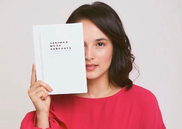 Chelsea Islan dan bukunya. (sumber: sc ig @chelseaislan) Chelsea Islan dan bukunya. (sumber: sc ig @chelseaislan)