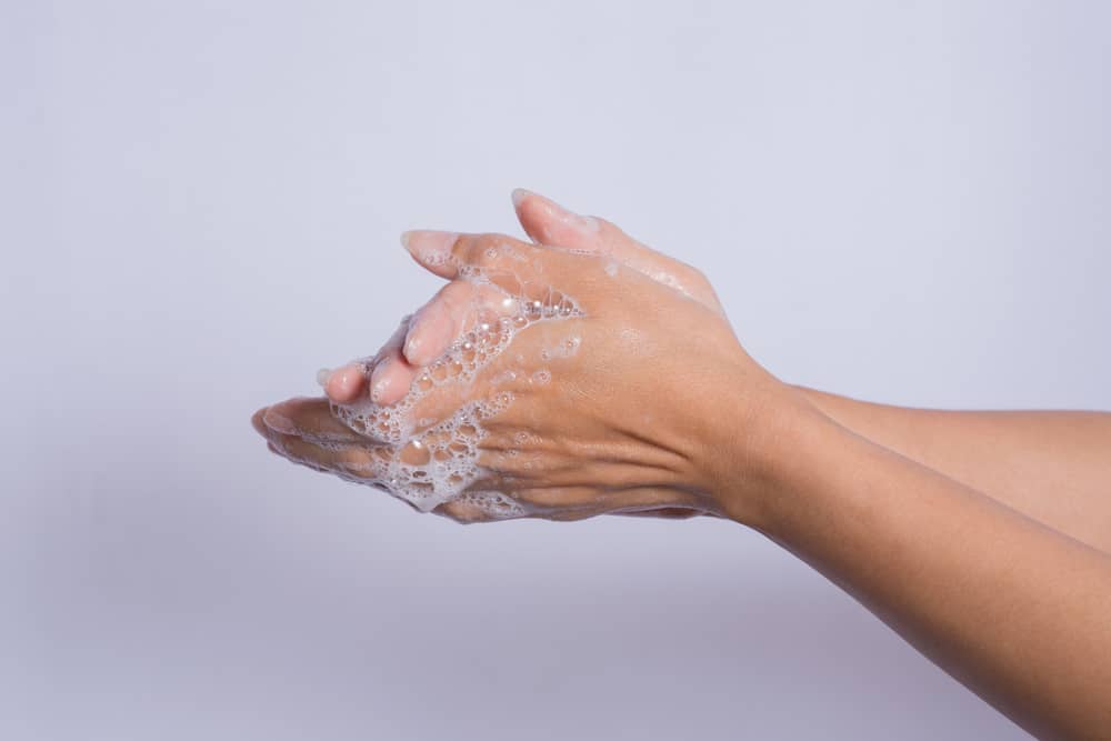 3 Fungsi Antiseptik Cair Selain Dipakai untuk Cuci Tangan. Foto: Hellosehat 3 Fungsi Antiseptik Cair Selain Dipakai untuk Cuci Tangan. Foto: Hellosehat