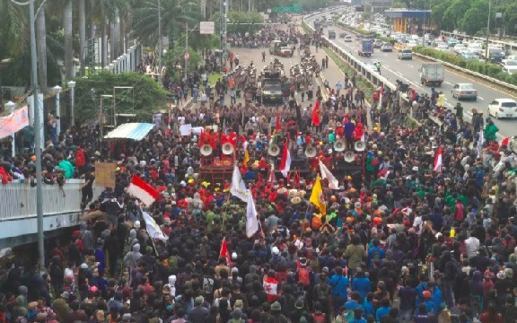 Ngeri! November Ribuan Buruh Akan Kepung Gedung DPR RI (Foto: doc.JPNN/GenPI.co) Ngeri! November Ribuan Buruh Akan Kepung Gedung DPR RI (Foto: doc.JPNN/GenPI.co)