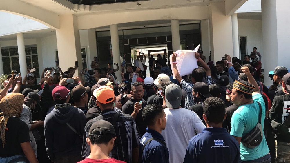 Masyarakat Pulau Komodo berdemonstrasi di depan Kantor DPR Kab Manggarai Barat, 17 Juli 2019 untuk menolak penutupan Pulau Komodo. Masyarakat Pulau Komodo berdemonstrasi di depan Kantor DPR Kab Manggarai Barat, 17 Juli 2019 untuk menolak penutupan Pulau Komodo.