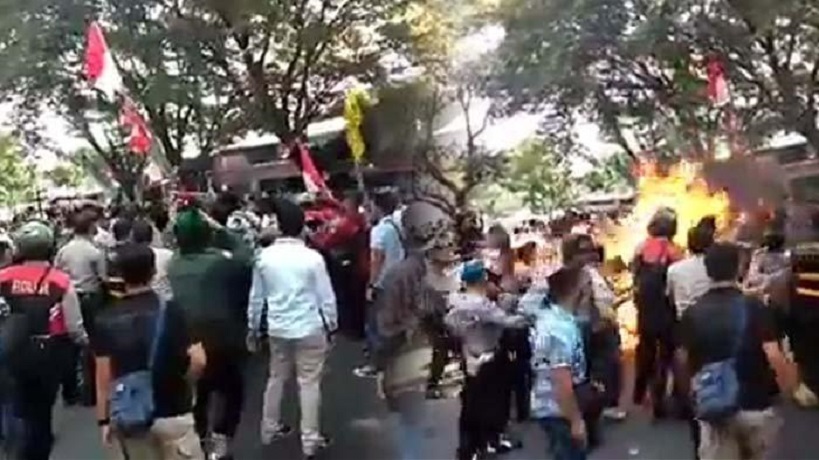 Demo mahasiswa di Gedung DPRD Cianjur, Jawa Barat, berakhir ricuh. (ist) Demo mahasiswa di Gedung DPRD Cianjur, Jawa Barat, berakhir ricuh. (ist)