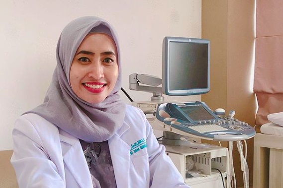 Caption: dr Nisa Fathoni, SpOG, IBCLC (foto: Instagram @nisaobgyn) Caption: dr Nisa Fathoni, SpOG, IBCLC (foto: Instagram @nisaobgyn)