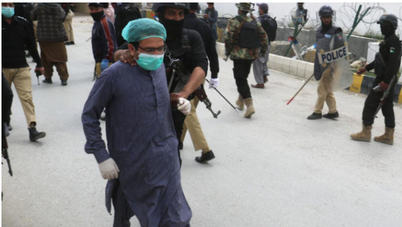 Dokter di Pakistan ditangkap polisi saat berdemo. Fptp: gulfnews Dokter di Pakistan ditangkap polisi saat berdemo. Fptp: gulfnews