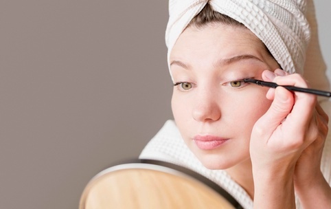 Ilustrasi pakai eyeliner. Foto: Freepik Ilustrasi pakai eyeliner. Foto: Freepik