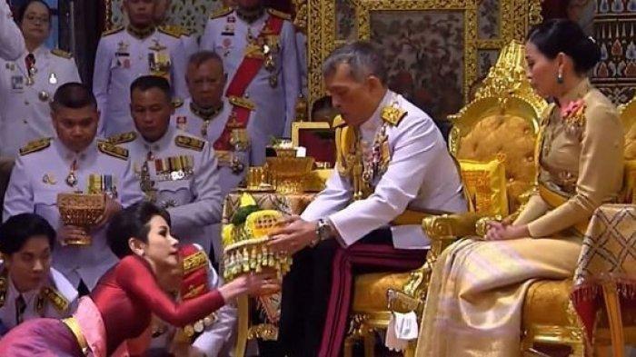 Raja Thailand, Maha Vajiralongkorn duduk di singgasana bersama Ratu Suthida sementara Sineenat Wongvajirapakdi merangkak saat prosesi penobatan selir. (foxnews) Raja Thailand, Maha Vajiralongkorn duduk di singgasana bersama Ratu Suthida sementara Sineenat Wongvajirapakdi merangkak saat prosesi penobatan selir. (foxnews)