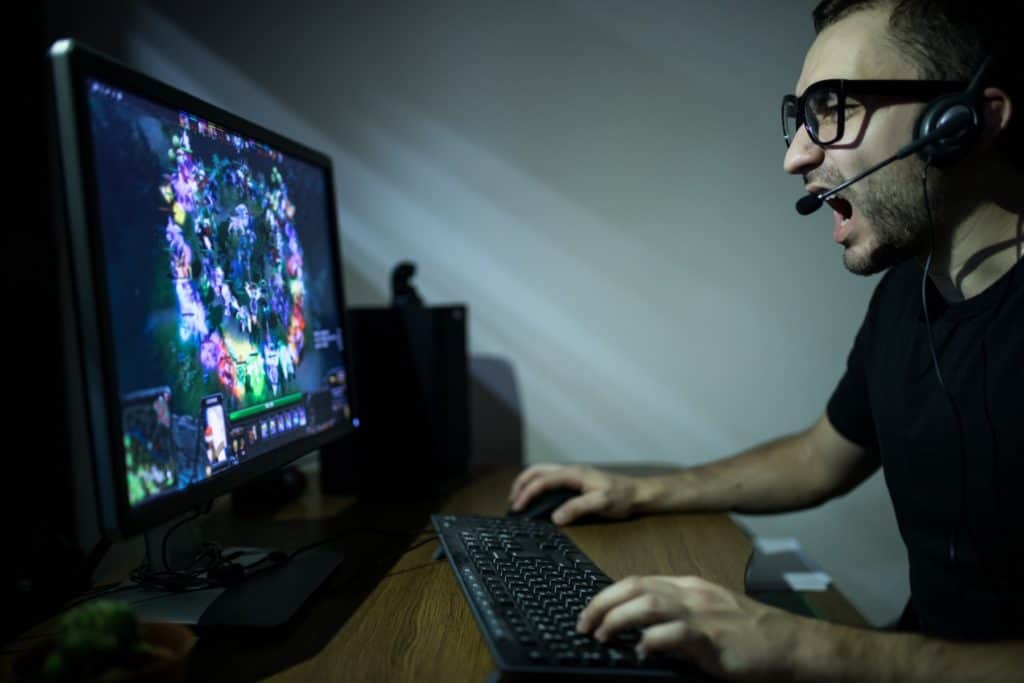 Ilustrasi main game online. Foto: Shutterstock Ilustrasi main game online. Foto: Shutterstock