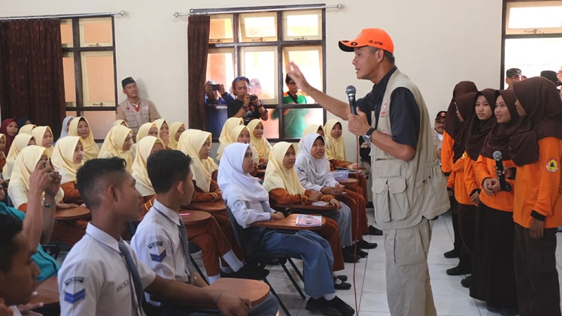 Ganjar Pranowo ikut dalam sosialisasi mitigasi bencana di SMKN 1 Ambal., Kebumen (foto: Anton) Ganjar Pranowo ikut dalam sosialisasi mitigasi bencana di SMKN 1 Ambal., Kebumen (foto: Anton)