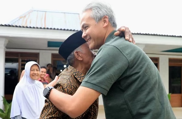 Gubernur Jawa Tengah Ganjar Pranowo bersilaturahmi dengan salah seorang guru SD yang pernah mengajarnya di kelas 2 dan 3. (ANTARA/HO-dokumen Humas Pemprov Jateng) Gubernur Jawa Tengah Ganjar Pranowo bersilaturahmi dengan salah seorang guru SD yang pernah mengajarnya di kelas 2 dan 3. (ANTARA/HO-dokumen Humas Pemprov Jateng)