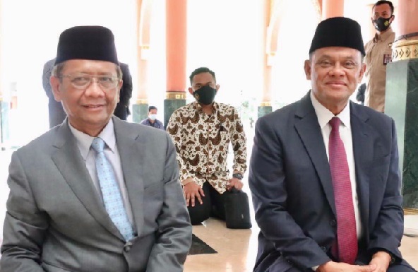 Gatot Nurmantyo Bongkar Mahfud MD, PA 212 Ngotot Ini (Foto: Twitter/mahfudmd) Gatot Nurmantyo Bongkar Mahfud MD, PA 212 Ngotot Ini (Foto: Twitter/mahfudmd)