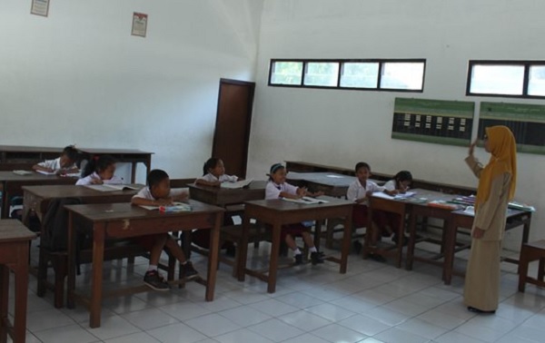 Ribuan guru berstatus PPPK di Kabupaten Bogor masih digaji dengan sistem honor. Ilustrasi (Foto: Radar Madiun/dok.JPNN) Ribuan guru berstatus PPPK di Kabupaten Bogor masih digaji dengan sistem honor. Ilustrasi (Foto: Radar Madiun/dok.JPNN)