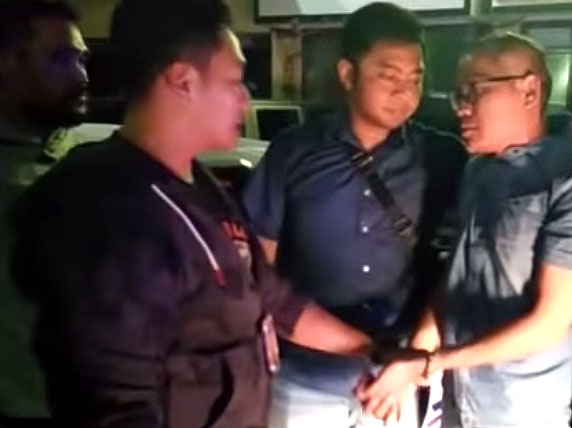 Tohap Silaban saat ditangkap polisi. Foto: YouTube Tohap Silaban saat ditangkap polisi. Foto: YouTube