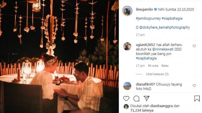 Momen lamaran Ibnu Jamil ke Riri Ekawati di Nihi Sumba. Foto: IG @ibnujamilo Momen lamaran Ibnu Jamil ke Riri Ekawati di Nihi Sumba. Foto: IG @ibnujamilo