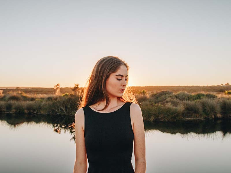 Ilustrasi perempuan mengenakan pakaian hitam. Foto: Unsplash Ilustrasi perempuan mengenakan pakaian hitam. Foto: Unsplash