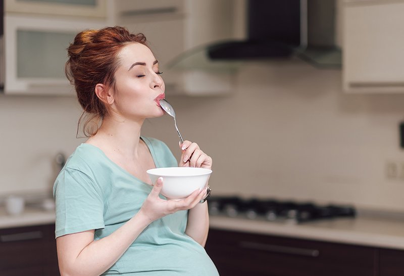 ilustrasi ibu hamil sedang makan. Foto: motherandbaby.co.uk ilustrasi ibu hamil sedang makan. Foto: motherandbaby.co.uk