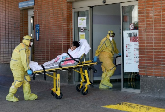 Petugas medis tiba bersama seorang pasien di Rumah Sakit Severo Ochoa di tengah wabah virus corona (COVID-19) di Leganes, Spanyol, Kamis (26/3). (REUTERS/SUSANA VERA) Petugas medis tiba bersama seorang pasien di Rumah Sakit Severo Ochoa di tengah wabah virus corona (COVID-19) di Leganes, Spanyol, Kamis (26/3). (REUTERS/SUSANA VERA)