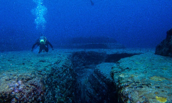 Kekuatan Tak Kasat Mata itu, Membawaku ke Laut Dalam (Foto: fr wikipedia) Kekuatan Tak Kasat Mata itu, Membawaku ke Laut Dalam (Foto: fr wikipedia)