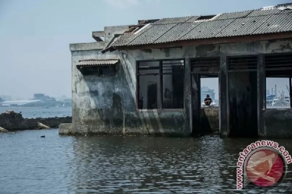 Warga memancing di dekat bangunan yang terendam air laut di kawasan Muara Baru, Penjaringan, Jakarta, Senin (10/4/2017). (ANTARA FOTO/Aprillio Akbar) Warga memancing di dekat bangunan yang terendam air laut di kawasan Muara Baru, Penjaringan, Jakarta, Senin (10/4/2017). (ANTARA FOTO/Aprillio Akbar)