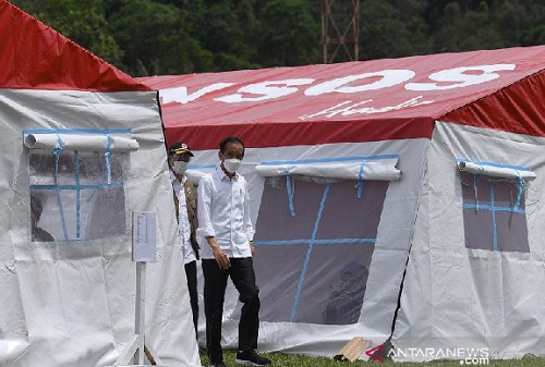 Pengungsi Bencana Mamuju Emosi Jelang Kedatangan Jokowi, Kaget (Foto: Antara) Pengungsi Bencana Mamuju Emosi Jelang Kedatangan Jokowi, Kaget (Foto: Antara)