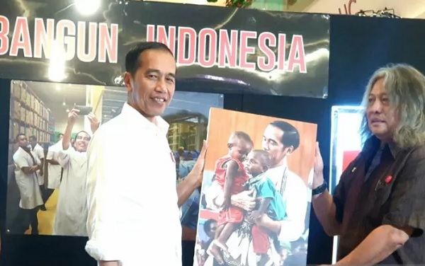 Presiden Joko Widodo menerima foto dari kurator Oscar Motuloh usai mengunjungi Pameran Foto “Membangun Indonesia” di Mall Neo Soho, Central Park, Jakarta pada Selasa (12/11/2019). (ANTARA/Bayu Prasetyo) Presiden Joko Widodo menerima foto dari kurator Oscar Motuloh usai mengunjungi Pameran Foto “Membangun Indonesia” di Mall Neo Soho, Central Park, Jakarta pada Selasa (12/11/2019). (ANTARA/Bayu Prasetyo)