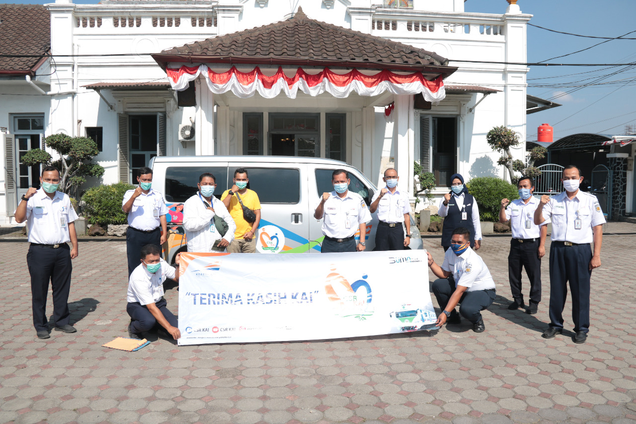 PT KAI Daop 2 Bandung memberikan bantuan sebesar Rp 75.000.000 kepada penyandang disabilitas melalui Yayasan Insan Siliwangi Kota Tasikmalaya. Foto: Humas KAI Daop 2 PT KAI Daop 2 Bandung memberikan bantuan sebesar Rp 75.000.000 kepada penyandang disabilitas melalui Yayasan Insan Siliwangi Kota Tasikmalaya. Foto: Humas KAI Daop 2