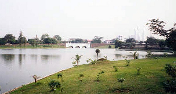 Danau di Taman Makam Pahlawan Kalibata (Foto: Tommy/GenPI.co) Danau di Taman Makam Pahlawan Kalibata (Foto: Tommy/GenPI.co)