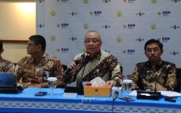 Kepala BKN Bima Haria Wibisana (tengah). (Foto: Mesya/JPNN.com) Kepala BKN Bima Haria Wibisana (tengah). (Foto: Mesya/JPNN.com)