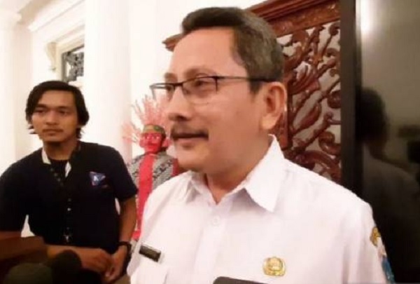 Kasubag TU Suku Dinas Pendidikan Wilayah 1 Jakarta Barat Sudarman yang menginput usulan lem aibon dengan anggaran Rp82,8 miliar, di Balai Kota DKI jakarta, Rabu (30/10). (Foto: ANTARA/Livia Kristianti) Kasubag TU Suku Dinas Pendidikan Wilayah 1 Jakarta Barat Sudarman yang menginput usulan lem aibon dengan anggaran Rp82,8 miliar, di Balai Kota DKI jakarta, Rabu (30/10). (Foto: ANTARA/Livia Kristianti)