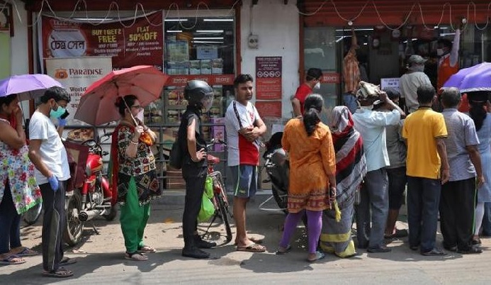 Masyarakat India memadati toko-toko swalayan dan apotek di hari pertama penerapan lockdown untuk memerangi wabah virus corona, Rabu (25/3). (Foto: Reuters) Masyarakat India memadati toko-toko swalayan dan apotek di hari pertama penerapan lockdown untuk memerangi wabah virus corona, Rabu (25/3). (Foto: Reuters)