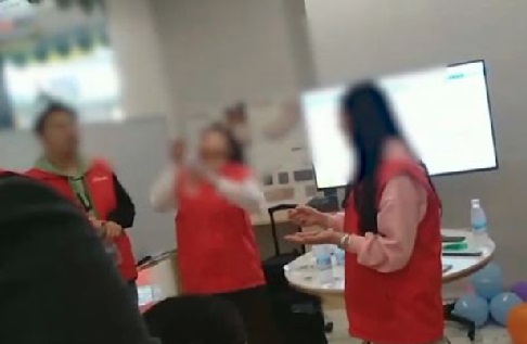 Pegawai di China Dihukum Makan Cacing Hidup, (Foto: SC Video Daily Star) Pegawai di China Dihukum Makan Cacing Hidup, (Foto: SC Video Daily Star)